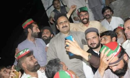 عوام موجودہ صوبائی حکومت سے انتہائی خوش ہے۔فضل حکیم