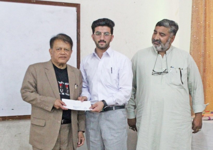 خپل کور ماڈل سکول کے طالبعلم اسداللہ نے مضمون نویسی مقابلے میں پہلی پوزیشن حاصل کرلی