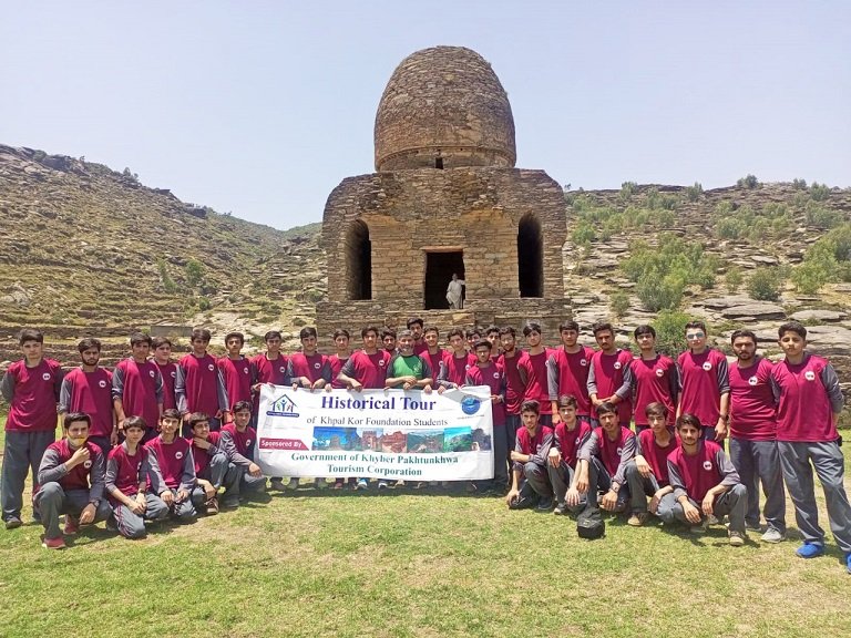 خپل کور سکول طلباء کا ہزاروں سال پرانے تاریخی مقامات کا معلوماتی دورہ