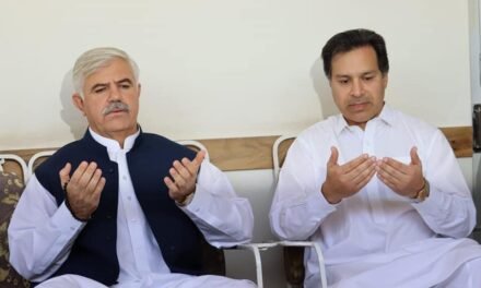 وزیر اعلی محمود خان کا والی سوات کے گھر آمد۔ شہزادہ میاں گل عدنان باچا کے انتقال پر اہل خانہ سے تعزیت