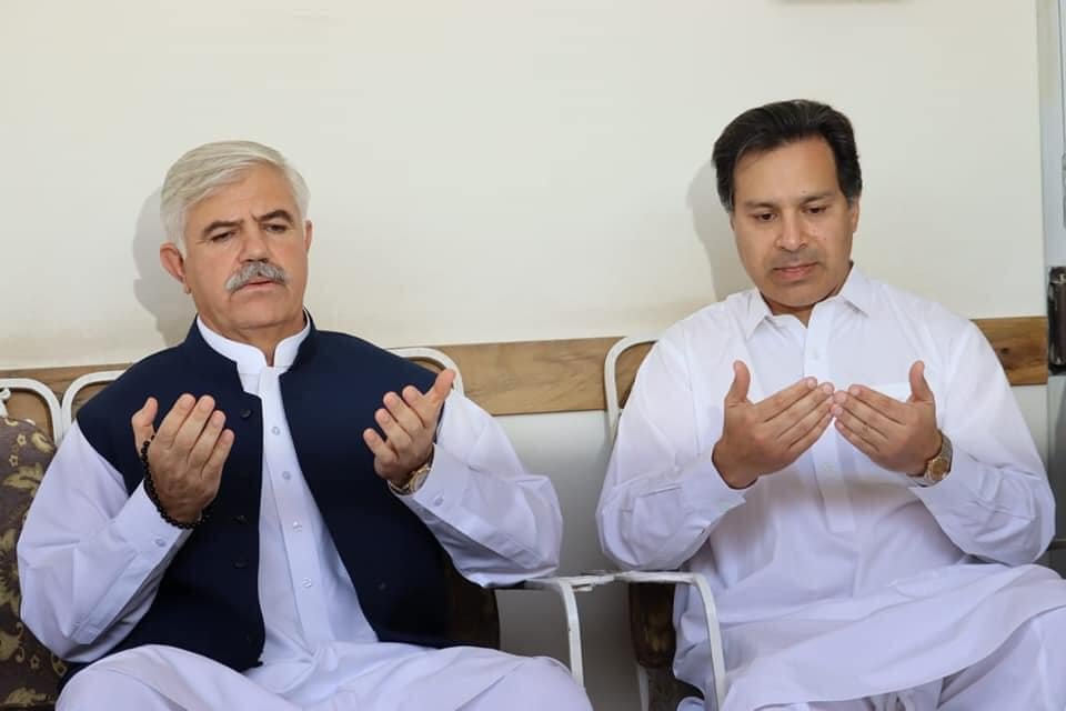 وزیر اعلی محمود خان کا والی سوات کے گھر آمد۔ شہزادہ میاں گل عدنان باچا کے انتقال پر اہل خانہ سے تعزیت