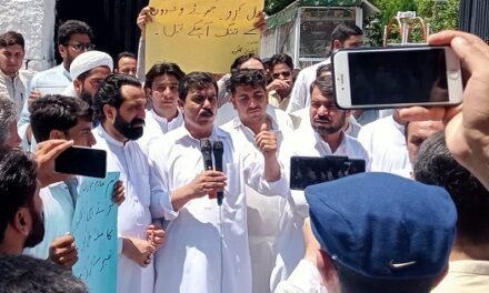 ایم پی اے فضل حکیم خان کے گھر کے سامنے قبرستان اراضی کے لئے احتجاجی مظاہرہ