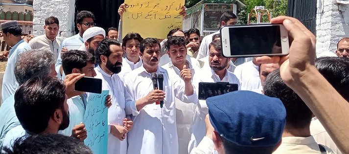 ایم پی اے فضل حکیم خان کے گھر کے سامنے قبرستان اراضی کے لئے احتجاجی مظاہرہ