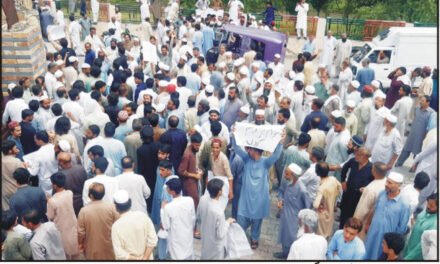 سوات، بجلی بلوں میں اضافی ٹیکس نے غریب عوام کی کمر توڑ دی ہے،رستم خان