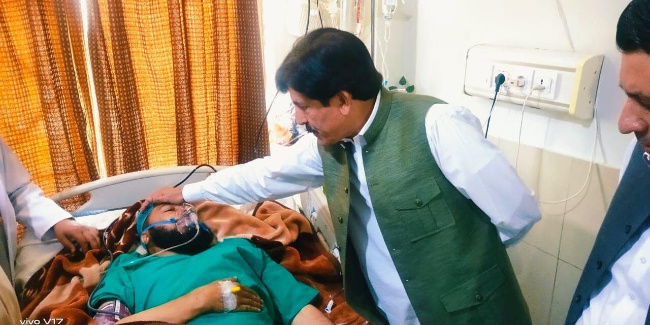 سوات، کمشنر ملاکنڈ ڈویژن زخمی ڈی ایس پی کی عیادت کے لئے ہسپتال پہنچ گئے