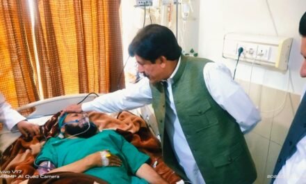 سوات، کمشنر ملاکنڈ ڈویژن زخمی ڈی ایس پی کی عیادت کے لئے ہسپتال پہنچ گئے