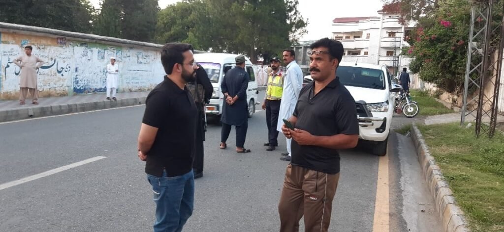 کالج کالونی سیدو شریف میں ون ویلنگ اور گاڑیوں میں غیر قانونی لائٹس کے خلاف آپریشن