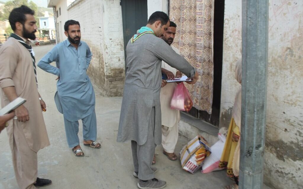 سیلاب سے متاثرہ بیواؤں اور معذور افراد میں پاکستان سویٹ ہومز اور خپل کور کی طرف سے راشن تقسیم