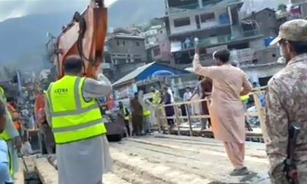 سوات :بحرین پل کی بحالی،عوام کا پاکستان آرمی زندہ باد کے نعرے