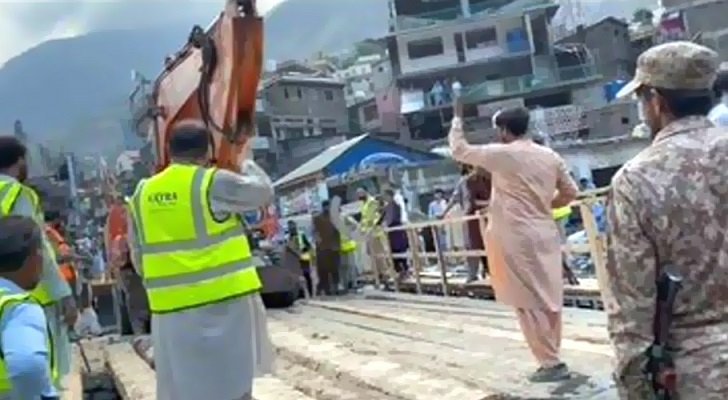 سوات :بحرین پل کی بحالی،عوام کا پاکستان آرمی زندہ باد کے نعرے
