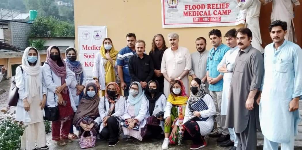 سوات:حیات آباد میڈیکل کمپلیکس اور خیبر گرلز میڈیکل کالج کے ٹیم کے طرف سے میڈیکل کیمپ کا انعقاد