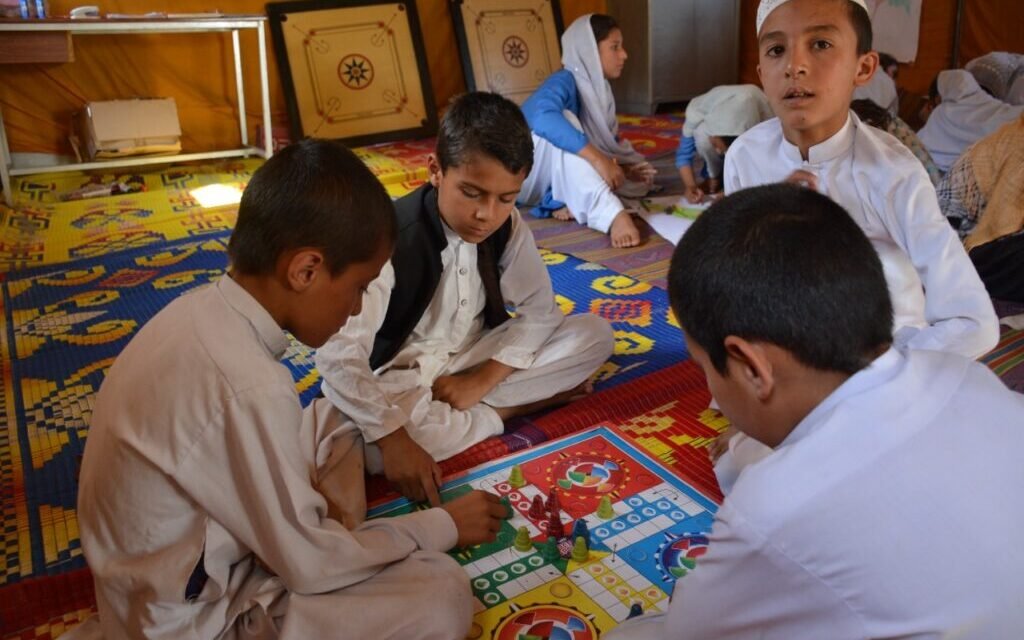 سیو دی چلڈرن سیلاب متاثرہ علاقوں میں بچوں کو تعلیم کی فراہمی کے لیے کوشاں