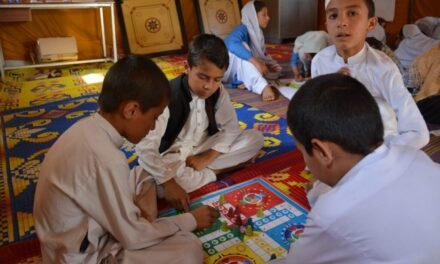 سیو دی چلڈرن سیلاب متاثرہ علاقوں میں بچوں کو تعلیم کی فراہمی کے لیے کوشاں
