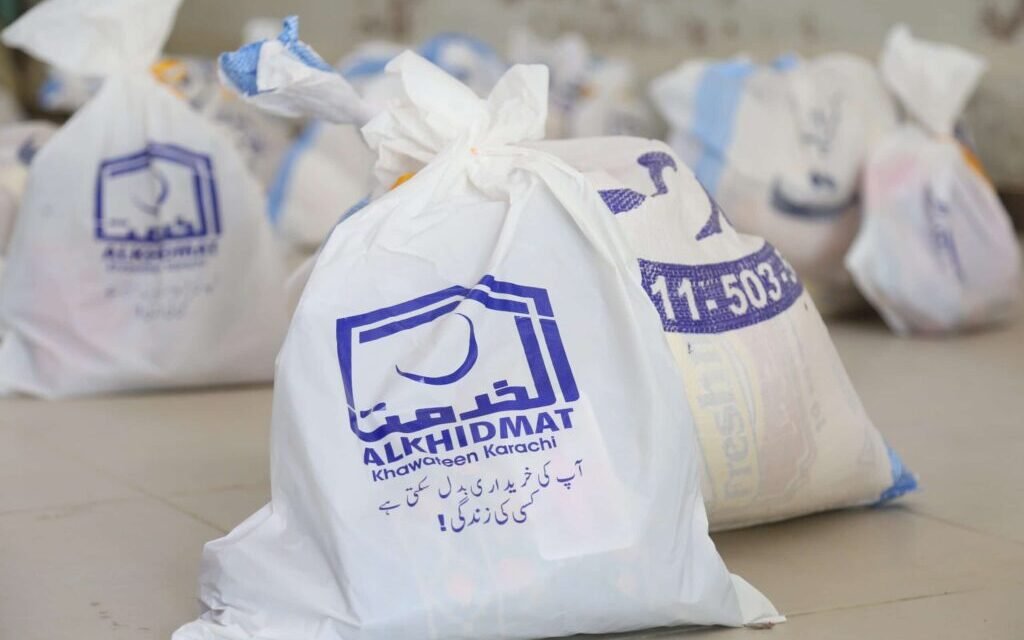 الخدمت فاؤنڈیشن ضلع سوات کے زیرِ اہتمام سیلاب سے متاثرہ 400 خاندانوں میں امدادی پیکیجز تقسیم