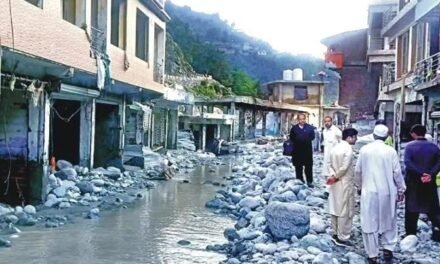سیاحوں کے لئے مشہور علاقہ بحرین پتھروں اور ریت کا ڈھیر بن چکا