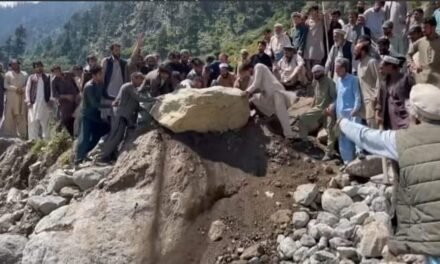 اہل کالام نے بڑی تعداد میں نکل کر اپنی مدد آپ کے تحت کالام روڈ کی بحالی کا کام شروع کردیا