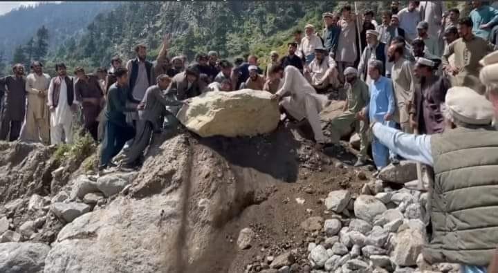 اہل کالام نے بڑی تعداد میں نکل کر اپنی مدد آپ کے تحت کالام روڈ کی بحالی کا کام شروع کردیا