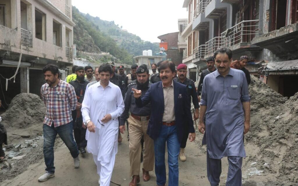 کمشنر شوکت علی یوسف زئی کا سیلاب سے متاثرہ علاقہ بحرین کا دورہ،نقصانات کا جائزہ اور فوڈ پیکجز تقسیم