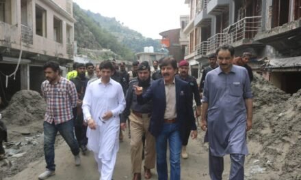 کمشنر شوکت علی یوسف زئی کا سیلاب سے متاثرہ علاقہ بحرین کا دورہ،نقصانات کا جائزہ اور فوڈ پیکجز تقسیم