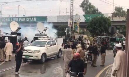 خیبرپختونخوا سکول اساتذہ پر پولیس کا لاٹھی چارج اور آنسو گیس کی شیلنگ