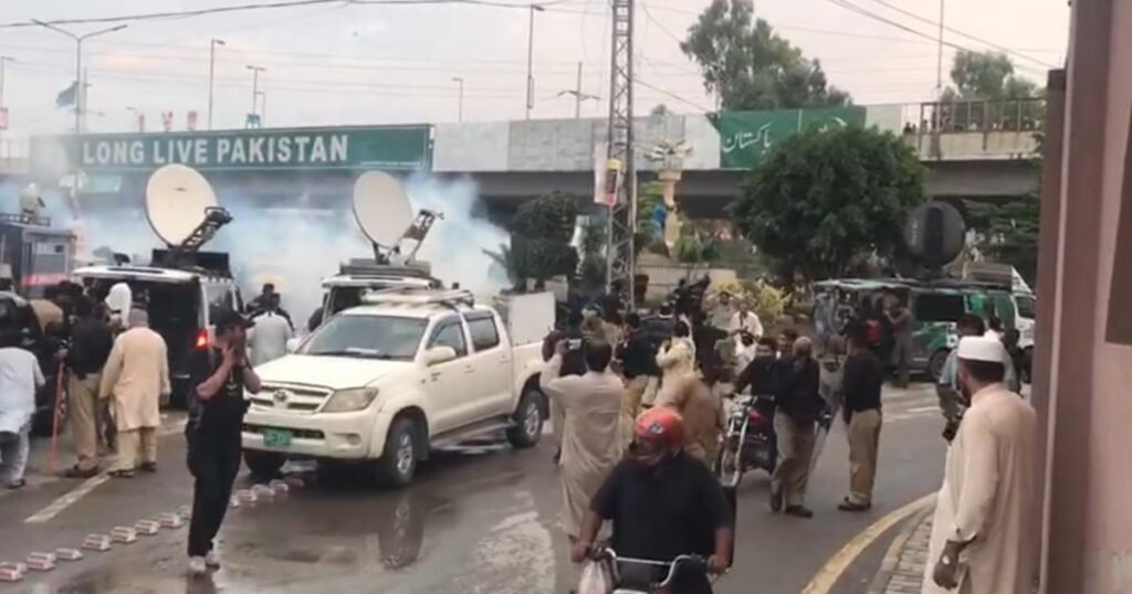 خیبرپختونخوا سکول اساتذہ پر پولیس کا لاٹھی چارج اور آنسو گیس کی شیلنگ