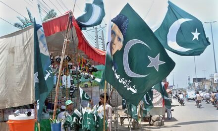 یوم آزادی میں ایک روز باقی، ہرطرف سبز ہلالی پرچموں کی بہار
