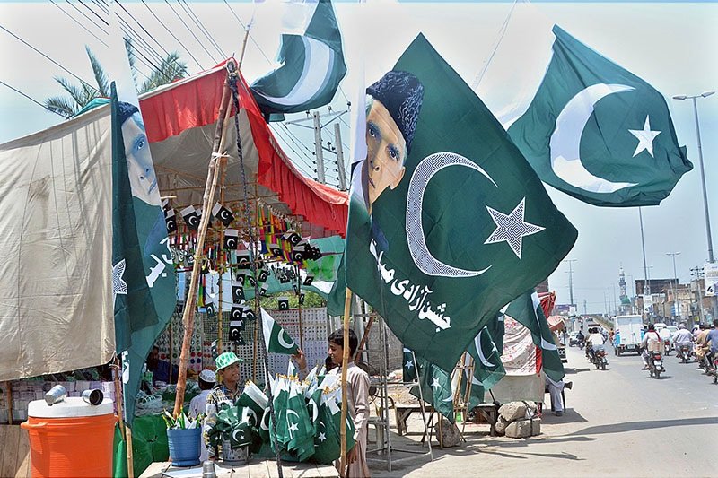 یوم آزادی میں ایک روز باقی، ہرطرف سبز ہلالی پرچموں کی بہار