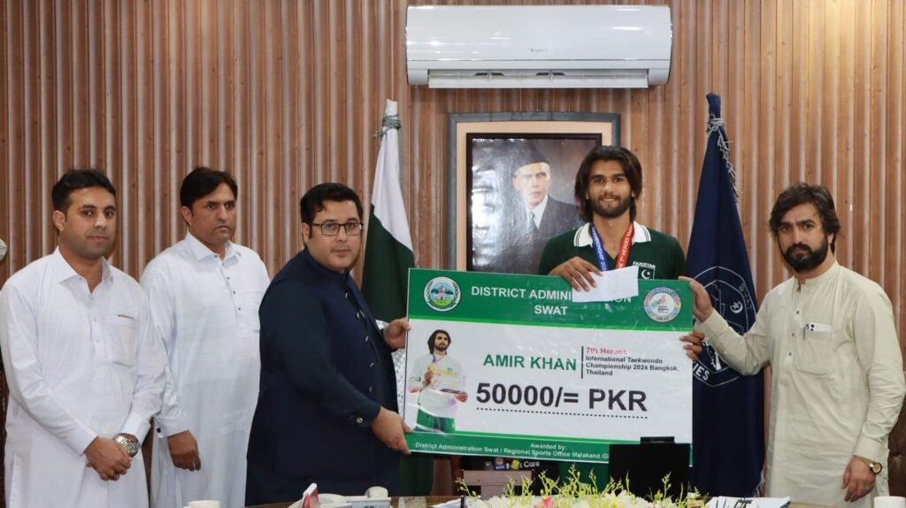 گولڈ میڈل جیتنے والا تائیکوانڈو کھلاڑی عامرخان ڈی سی آفس طلب، نقد انعام اور سرٹیفیکیٹ سے نوازا گیا