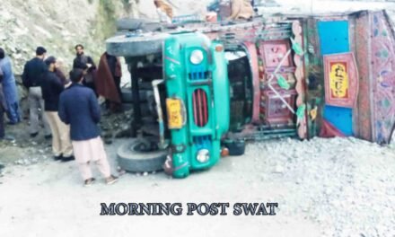 کالام روڈ کی خستہ حالی،لاہور جانے والا سبزی سے لدا ٹرک الٹ گیا