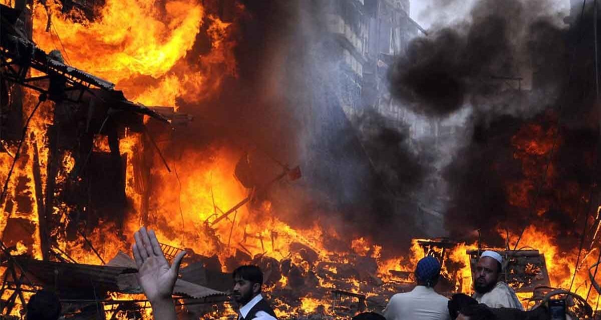 ضلع چارسدہ میں پولیس وین کے قریب خودکش دھماکہ،پولیس کی بھاری نفری موقع پر پہنچ گئی