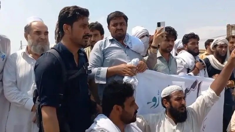 امن کی خاطر پختونخوا پولیس اہلکاروں کااحتجاج، انڈس ہائی وے بند