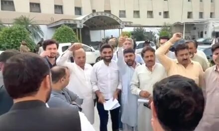 خیبر پختونخوا اسمبلی اجلاس : صحافیوں کا وزیراعلیٰ کی تقریر کے خلاف احتجاجاً واک آؤٹ