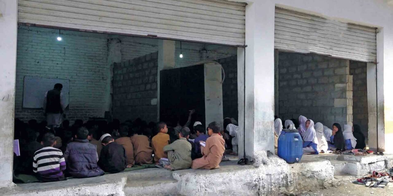 سوات میں 900 طلباء پچھلے 6 سالوں سے گاڑیوں کے بنے گیراجوں میں تعلیم حاصل کرنے پر مجبور