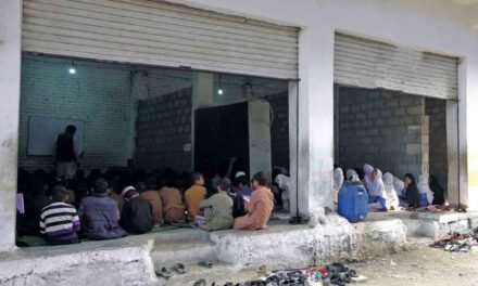 سوات میں 900 طلباء پچھلے 6 سالوں سے گاڑیوں کے بنے گیراجوں میں تعلیم حاصل کرنے پر مجبور
