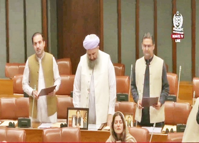 پختونخوا سے منتخب پی ٹی آئی کے 3 سینیٹرز نے بھی حلف اٹھا لیا،مراد سعید تاحال روپوش