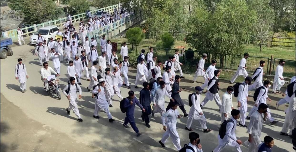 کالجز کے طلباء ایک ہفتے سے احتجاج پر،آؤٹ سورسنگ کیا ہے؟ کالجز نا تو پرائیویٹ ہونگے نا لیز پر دینگے،تو پھر ؟ ساری کہانی اس خبر میں