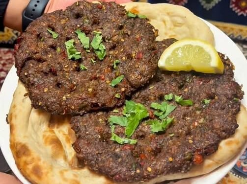 سوات کی سردیوں کی سوغات: چپلی کباب، جس کا ذائقہ اور گرمی سب کو بہکائے!