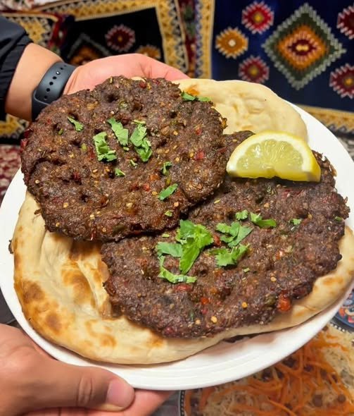 سوات کی سردیوں کی سوغات: چپلی کباب، جس کا ذائقہ اور گرمی سب کو بہکائے!